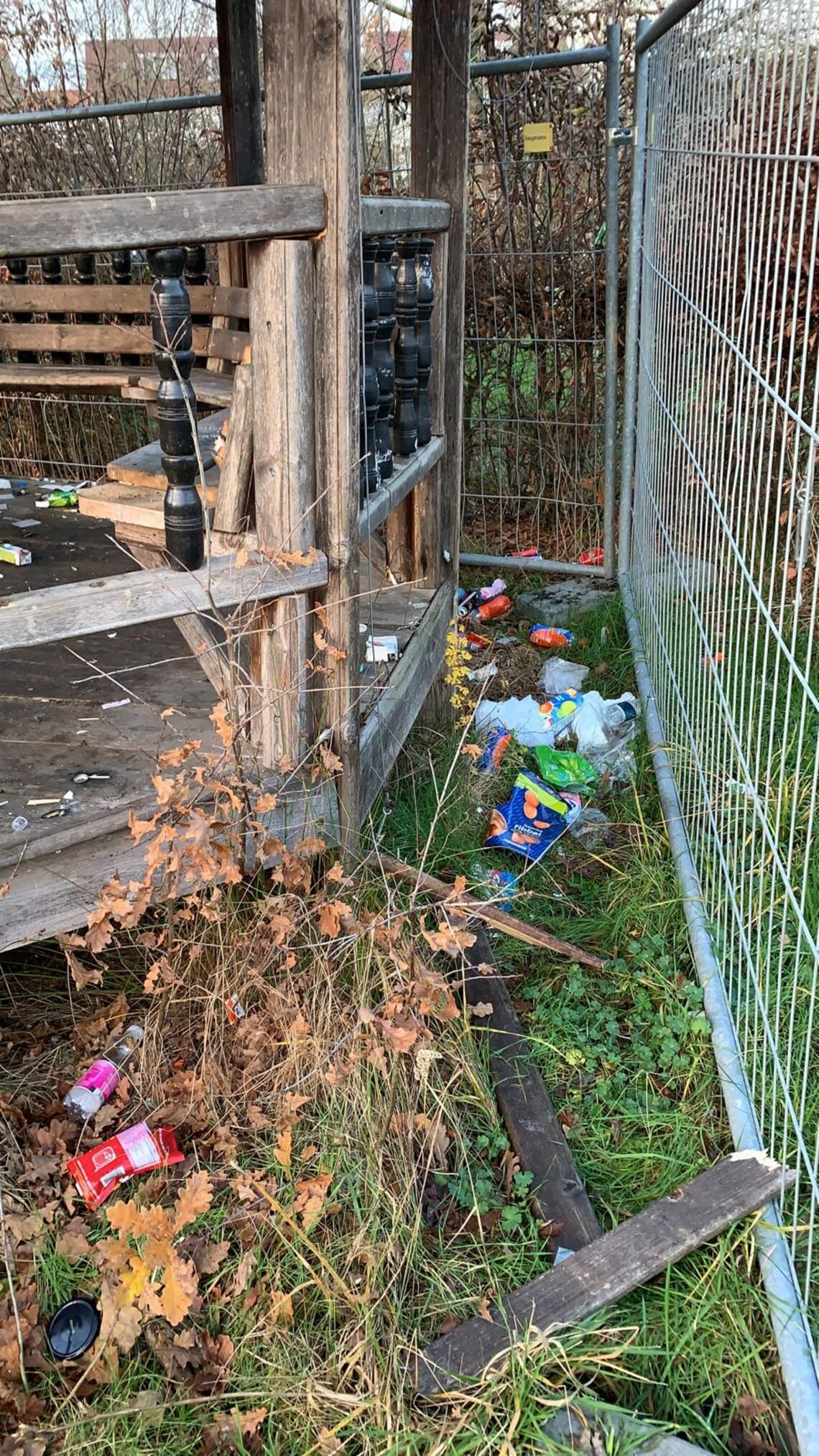 <p>Zwerfafval, vernielingen en (pogingen tot) inbraak zijn het afgelopen jaar aan de orde van de dag rond De Kleine Aarde.</p>