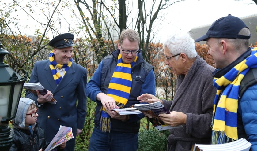 De Carnavalskrant wordt elk jaar rondgebracht in Limepde, zoals hier in 2016 door Prins Primus. | Fotonummer: ba51cd