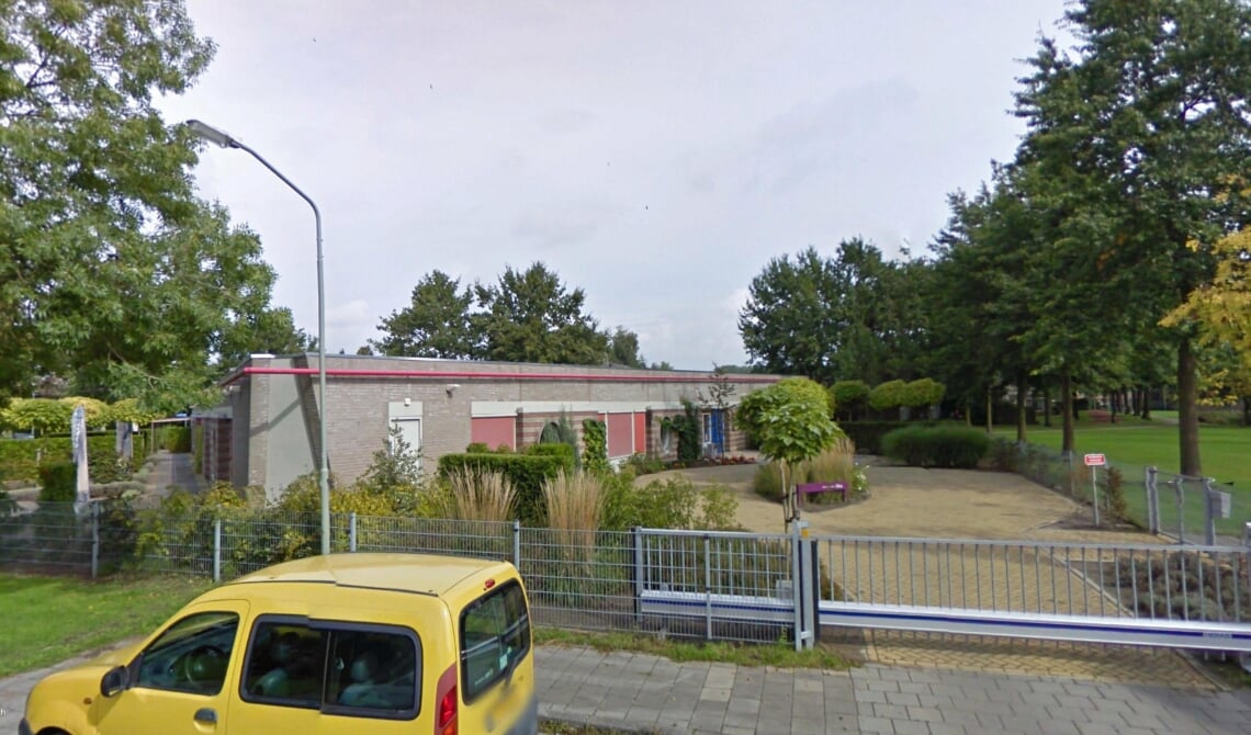 <p>Het voormalig schoolgebouw van De Beemden, waar het complex moet verrijzen.</p>