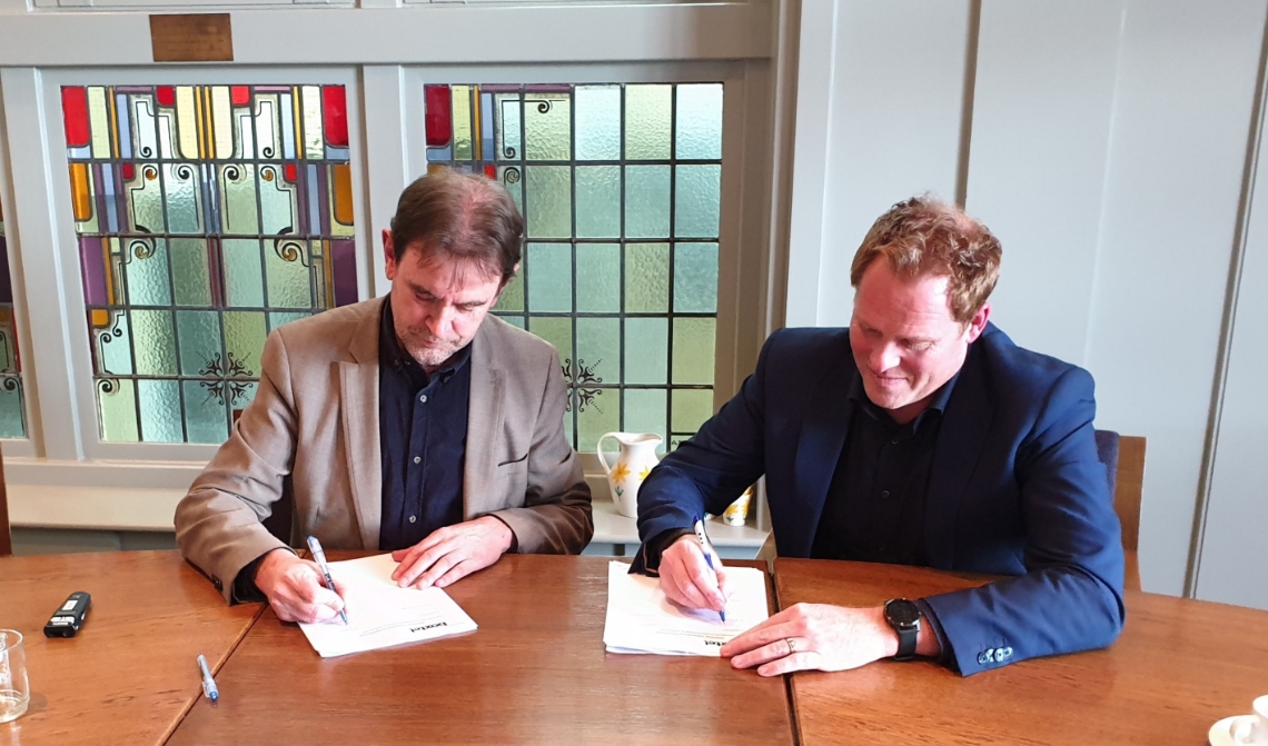 Wethouder Peter van de Wiel (l.) en directeur Mark van Doorn van Janssen de Jong tekenen de grondovereenkomst.