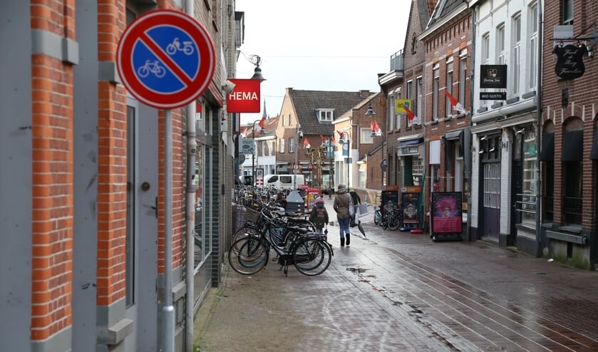 Van het nieuw geplaatste bord leken fietsers zich dinsdag nog weinig aan te trekken. | Fotonummer: dafed2