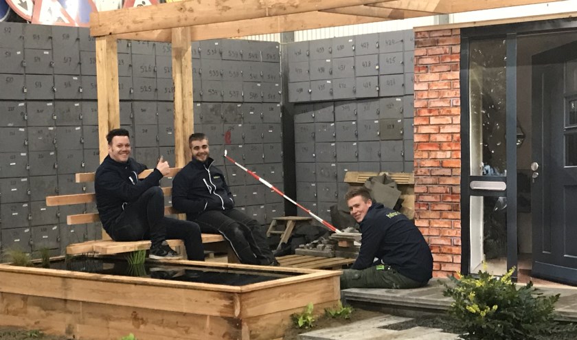 Juul Verbeeten (m.) en Stijn van den Beuken (r.) maken zich op voor het NK Tuinaanleg. (Foto: Helicon MBO Boxtel) | Fotonummer: 6a4a41