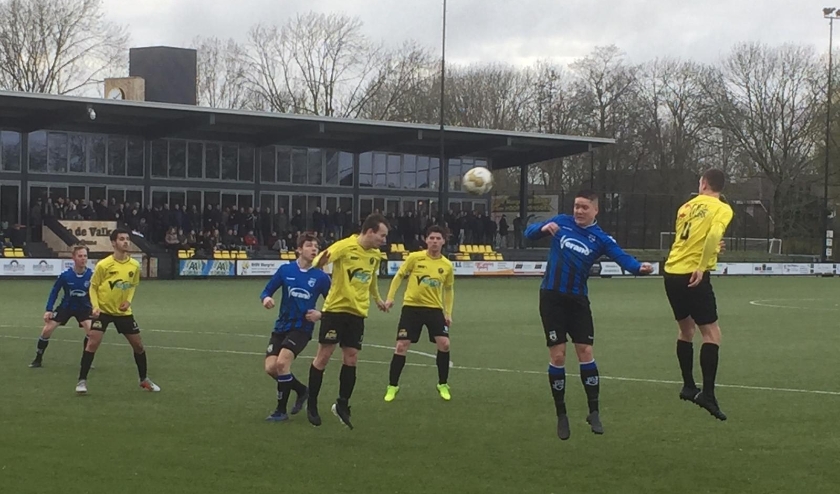 Kaj Verlinde van SCG’18 omsingeld door spelers van Margriet. | Fotonummer: a56399