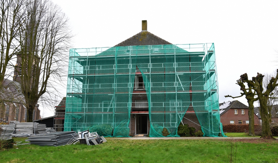 De pastorie staat in de steigers.