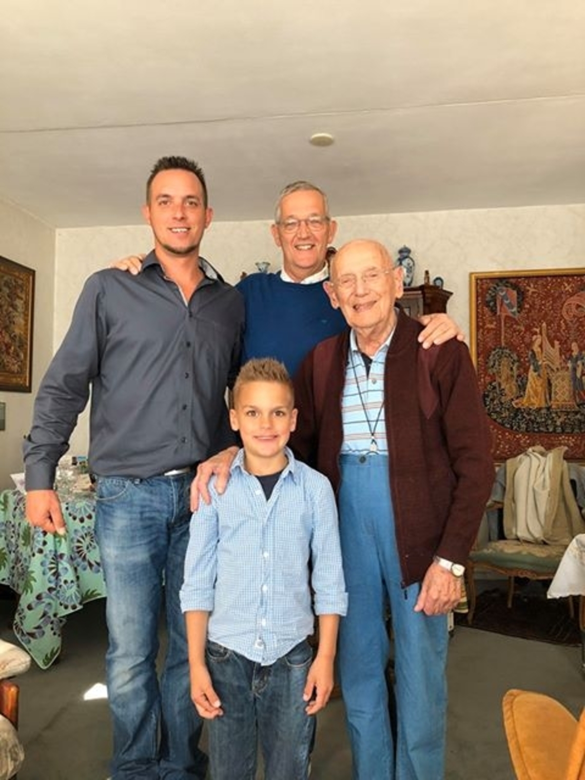 Theo van Duin (r.), samen met zoon, kleinzoon en achterkleinzoon.