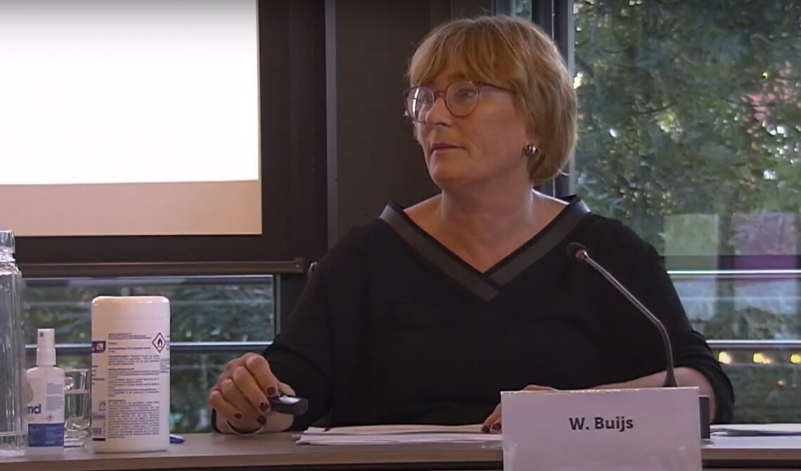 Plaatsvervangend voorzitter van de Veiligheidsregio Wobine Buijs praatte woensdag de Boxtelse gemeenteraad bij over het besluit Vion niet te sluiten.