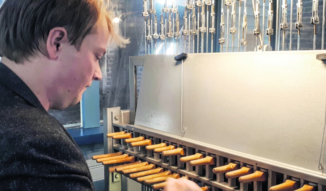 <p>Tommy van Doorn speelt op het carillon.</p>