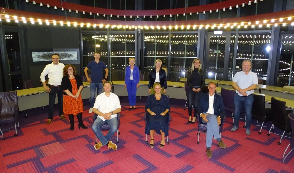 <p>De lijst van BALANS, met achter van links naar rechts Frank Timmermans, Ilse Schelle, Wout de Jong, Rianne van Esch-de Wal, Mariëlle van Alphen, Geeske van den Akker, Luc Bormans en voor Wim van der Zanden, Kim Bremmer-Van de Sande en Gerlof Roubos.</p>