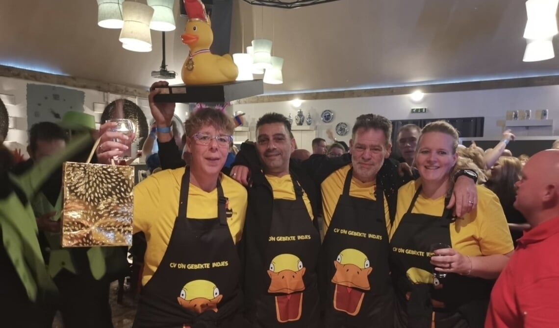 Winnaar CV D'n Gebekte Indjes met de wisseltrofee.