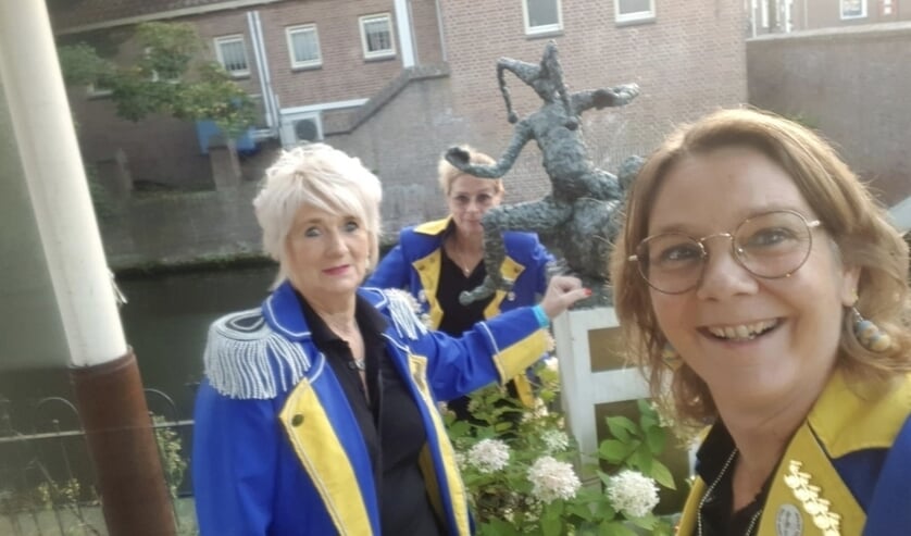 CV Geen Drank Geen Klank bij het beeldje 'Waggel Mee' op de oever van de Dommel bij De Zwaanse Brug.