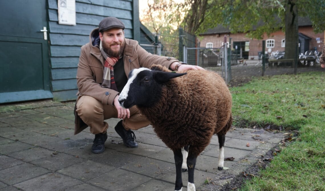 <p>Teun Duijghuisen is verantwoordelijk voor een financieel reddingsplan voor De Kinderboerderij: "We willen niet dat dit een soort hertenkampje wordt." (Foto: Sander van Kasteren)</p>