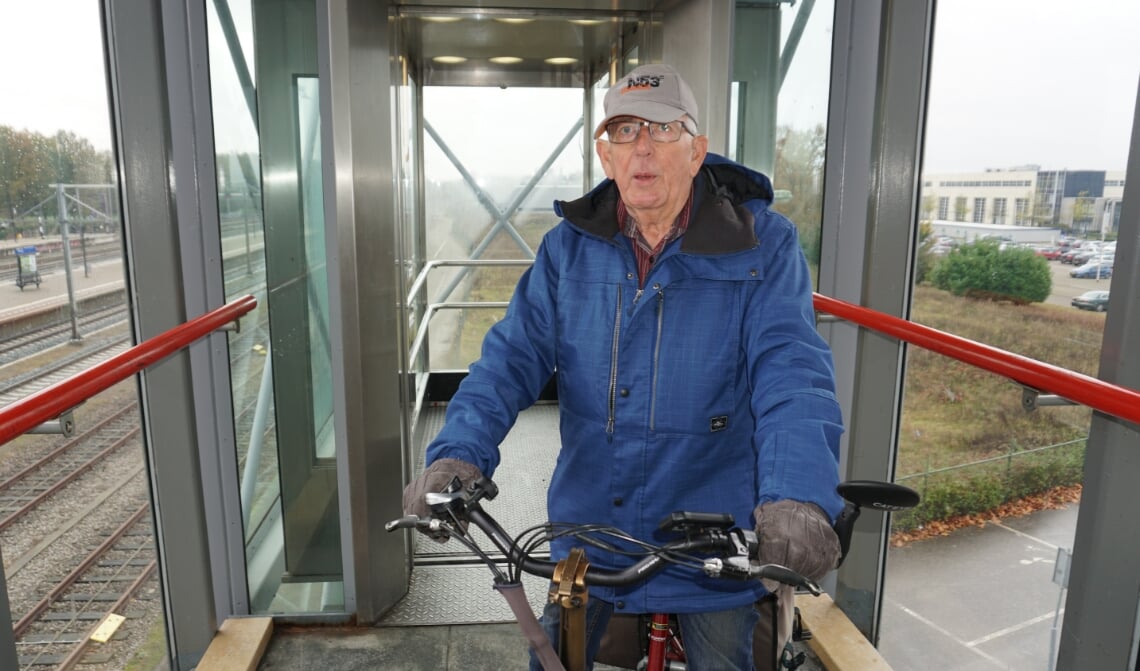 <p>Ab van Roosmalen, bij de lift die sinds enige tijd weer werkt. (Foto: Sander van Kasteren)</p>
