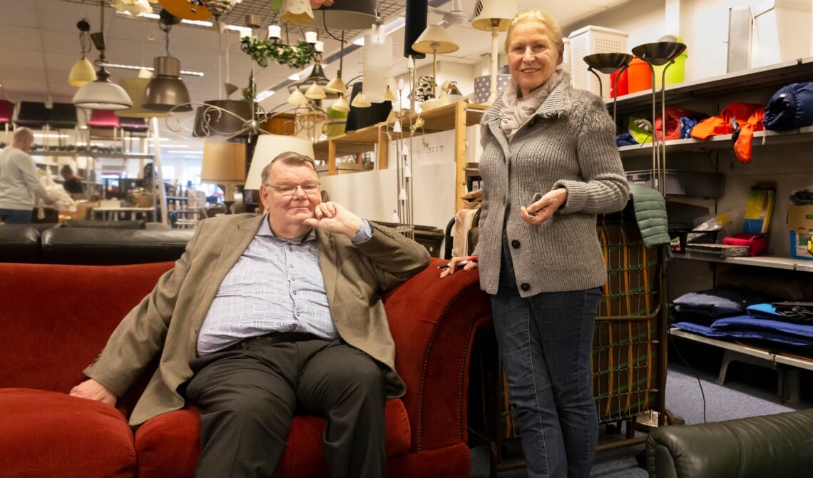 <p>Scheidend voorzitter Toon van der Sloot, geflankeerd door zijn beoogd opvolger Lenie Schimmel.</p>
