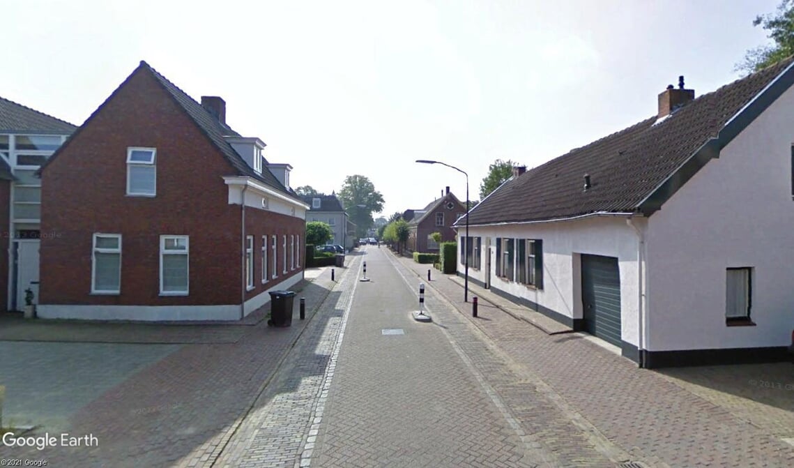 <p>De Dorpsstraat (hier nog in de oude situatie) is een smalle straat met woningen die nu al dicht aan de weg staan. Dat maakt het moeilijk de weg voor zowel fietsers als automobilisten veilig in te richten.</p>