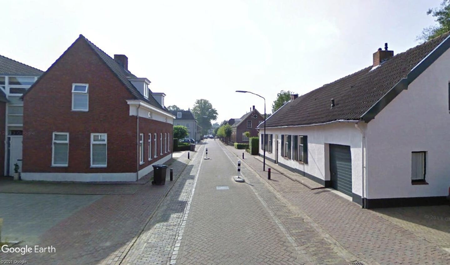 De Dorpsstraat (hier nog in de oude situatie) is een smalle straat met woningen die nu al dicht aan de weg staan. Dat maakt het moeilijk de weg voor zowel fietsers als automobilisten veilig in te richten.