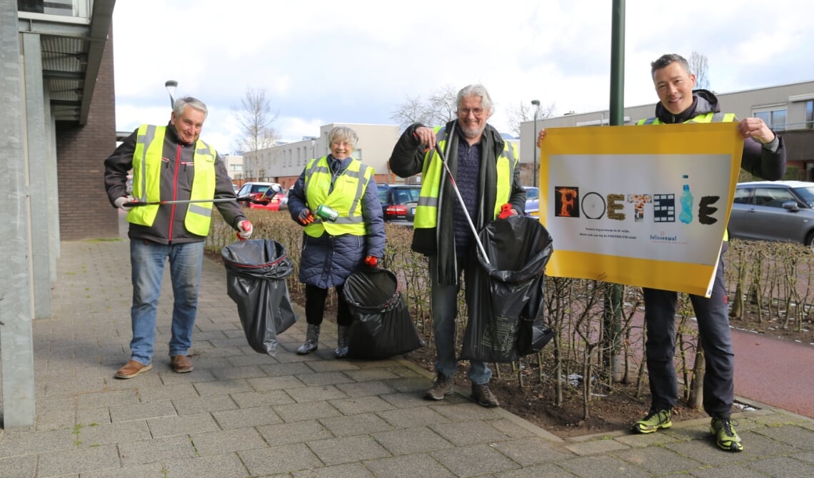 <p>Enkele wijkbewoners en wijkconsulent Tierry Farla (rechts) voor het BIC.</p>