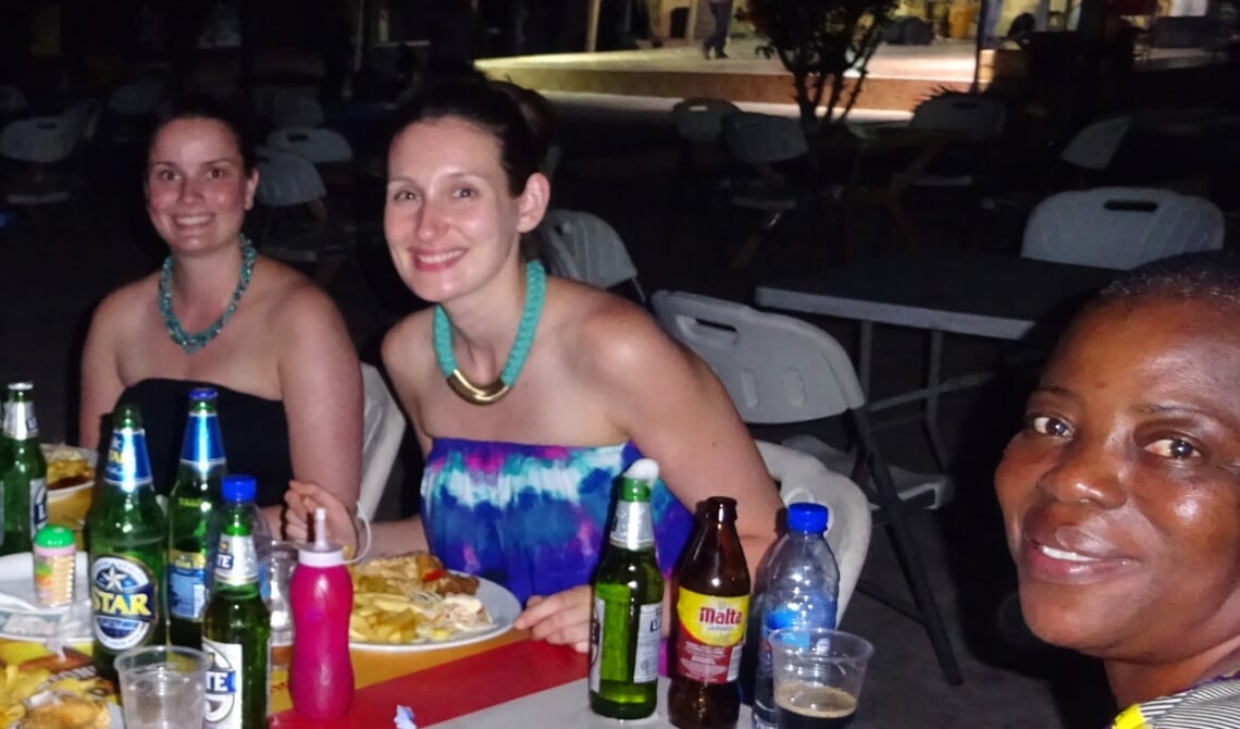 <p>Privéfoto van Ilse (links), Lola (midden) en Joyce in Ghana.</p>