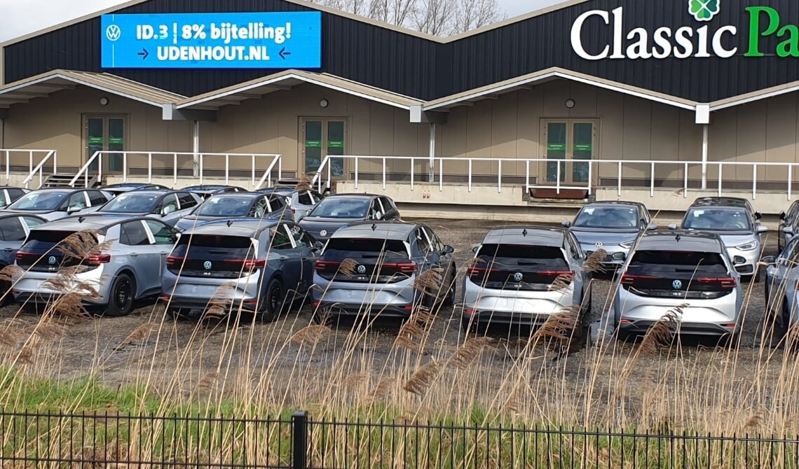 <p>Op het terrein van Classic Park werden dit voorjaar al auto's gestald, zoals de SP destijds vastlegde. De rechter beperkt dit nu. (Foto: SP Boxtel)</p>