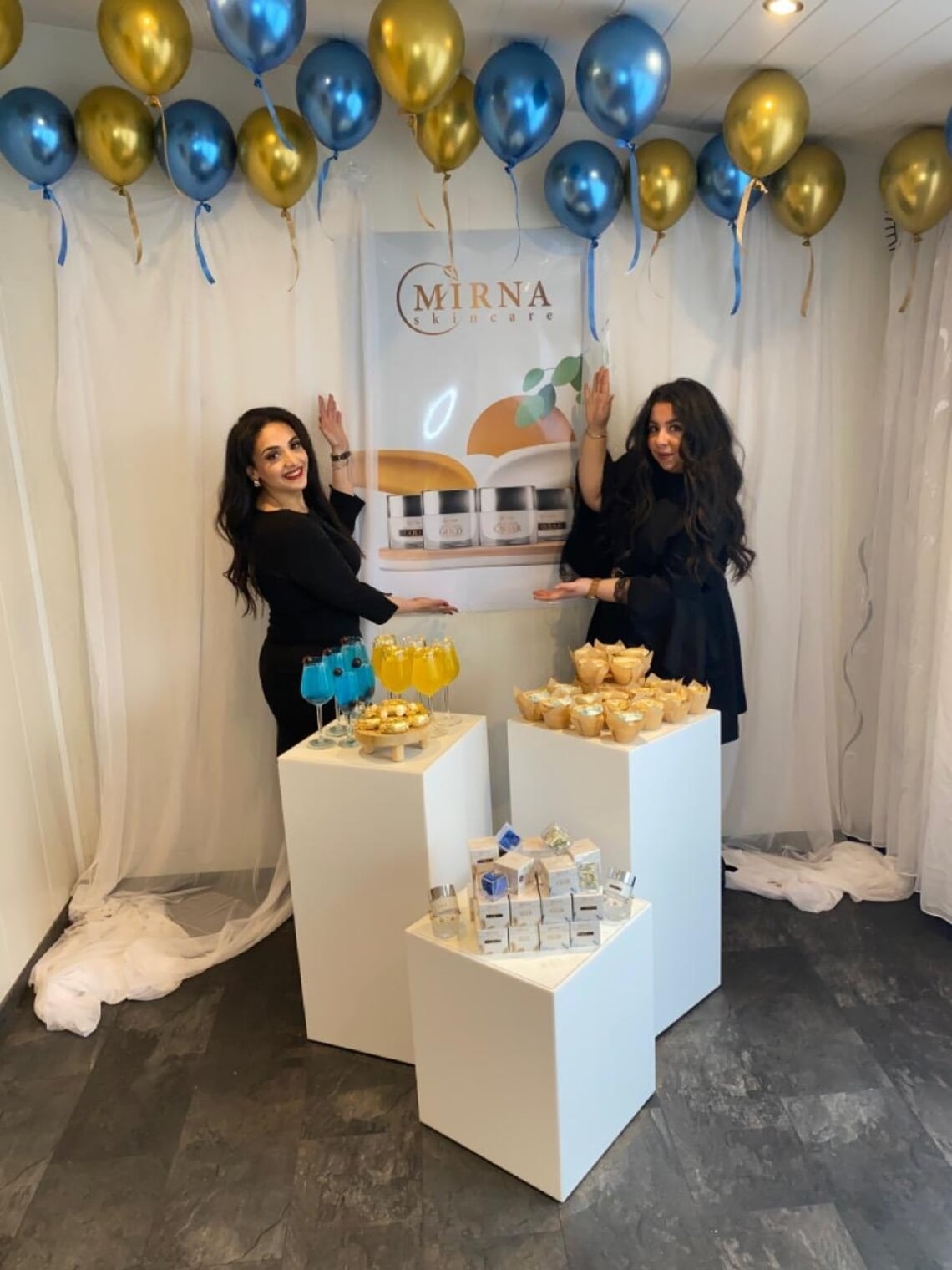 Mirna (l.) en Maria tijdens de lancering van hun cosmeticamerk.