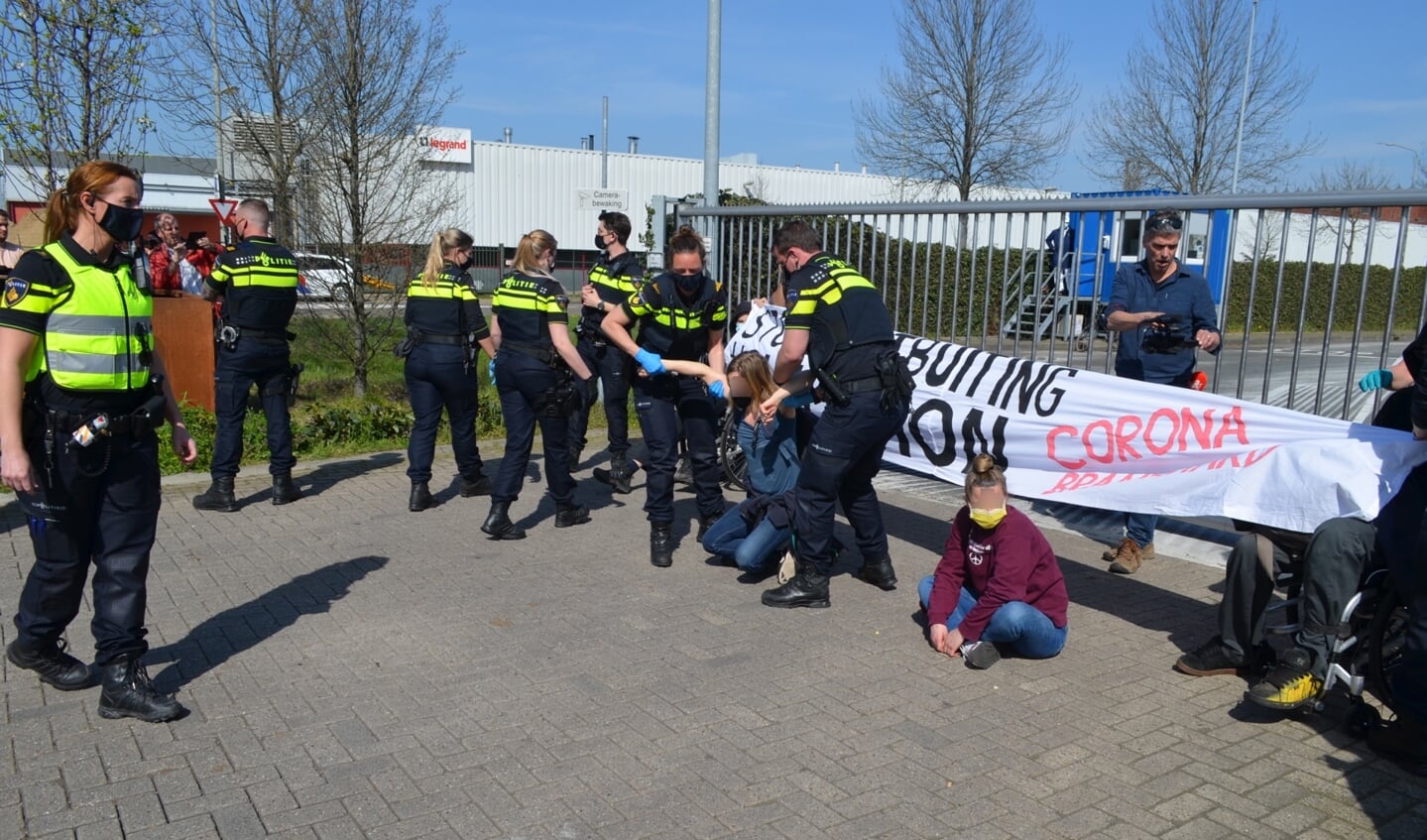 Actiegroep 'Sluit Vion' blokkeerde dinsdag de ingang van de slachterij.