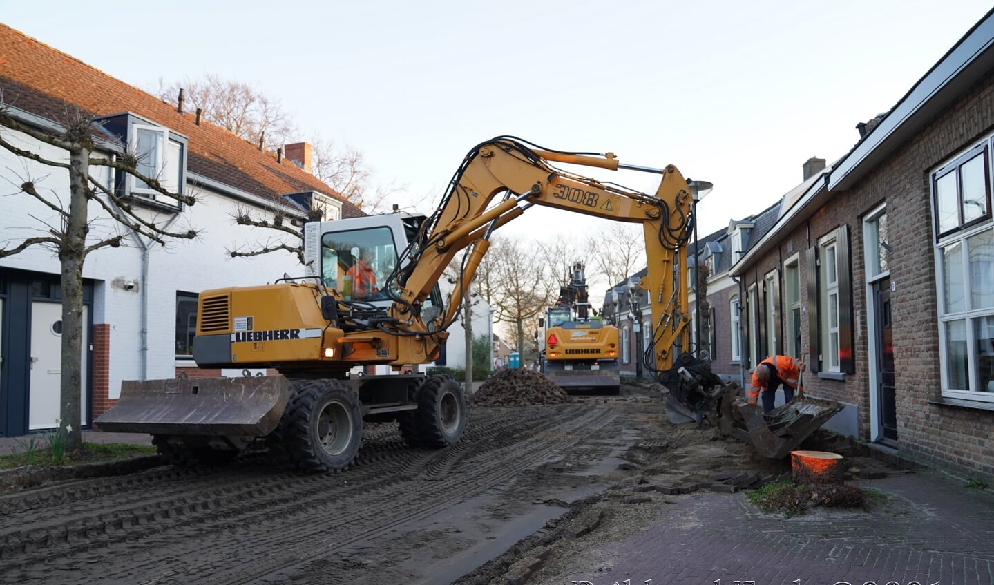 De Dorpsstraat ging dit voorjaar op de schop. Voor fietsers zijn echter ook aanpassingen nodig.