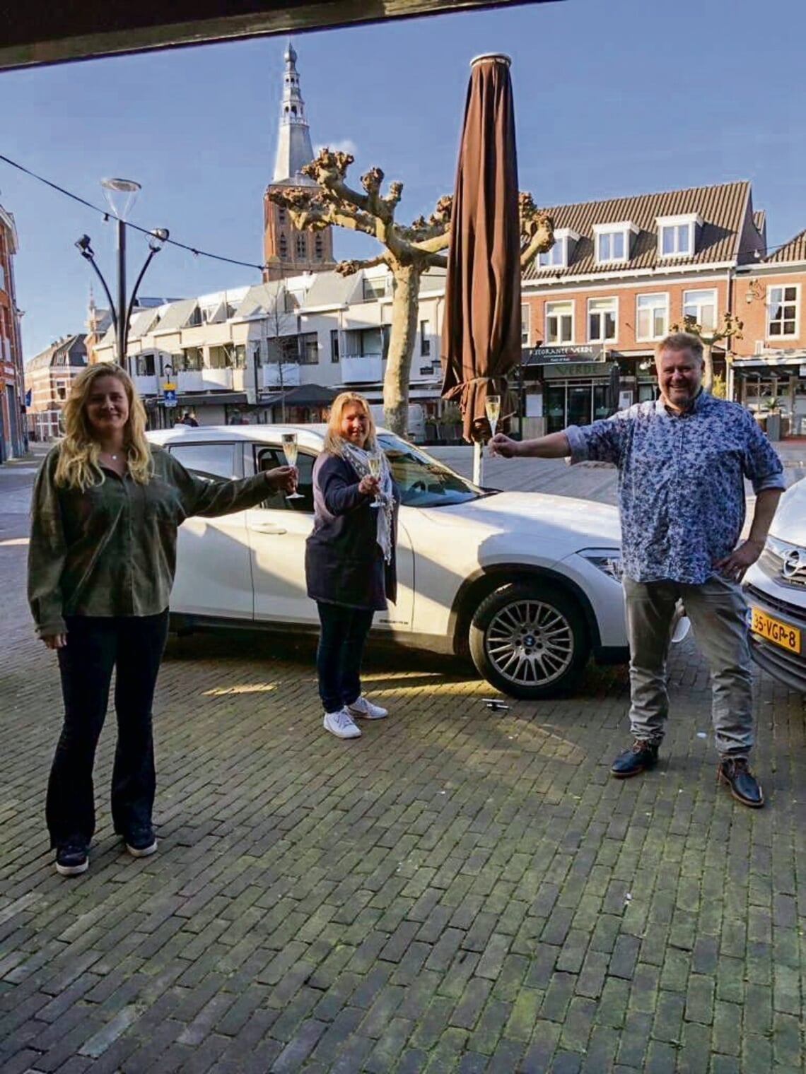 <p>Van links naar rechts: Iris Koesen, Riekske van Dinther en William van Dinther. (Foto: Café 't Hart van Boxtel) </p>