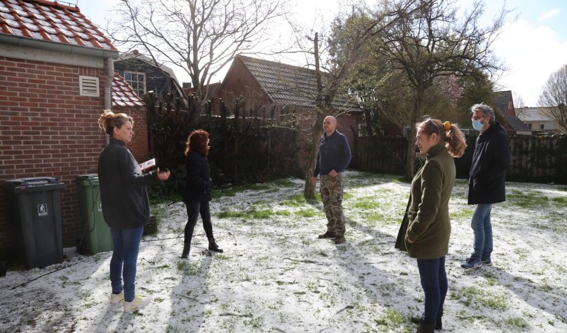 <p>In april werd gestart met de werkzaamheden aan het veldje. De grootse opening die toen werd vastgelegd komt er vooralsnog niet.</p>