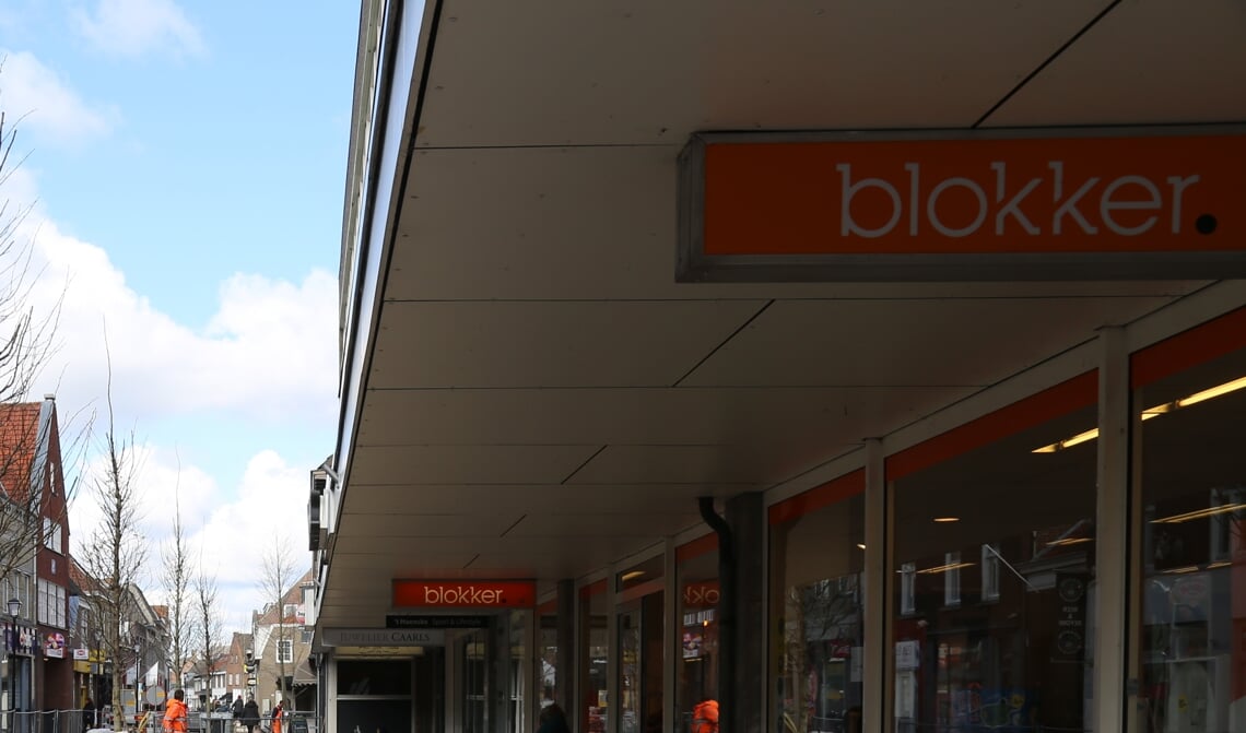 <p>De oude, gesloopte luifel wordt vervangen door een ander exemplaar; een zogeheten boeilijst.</p>