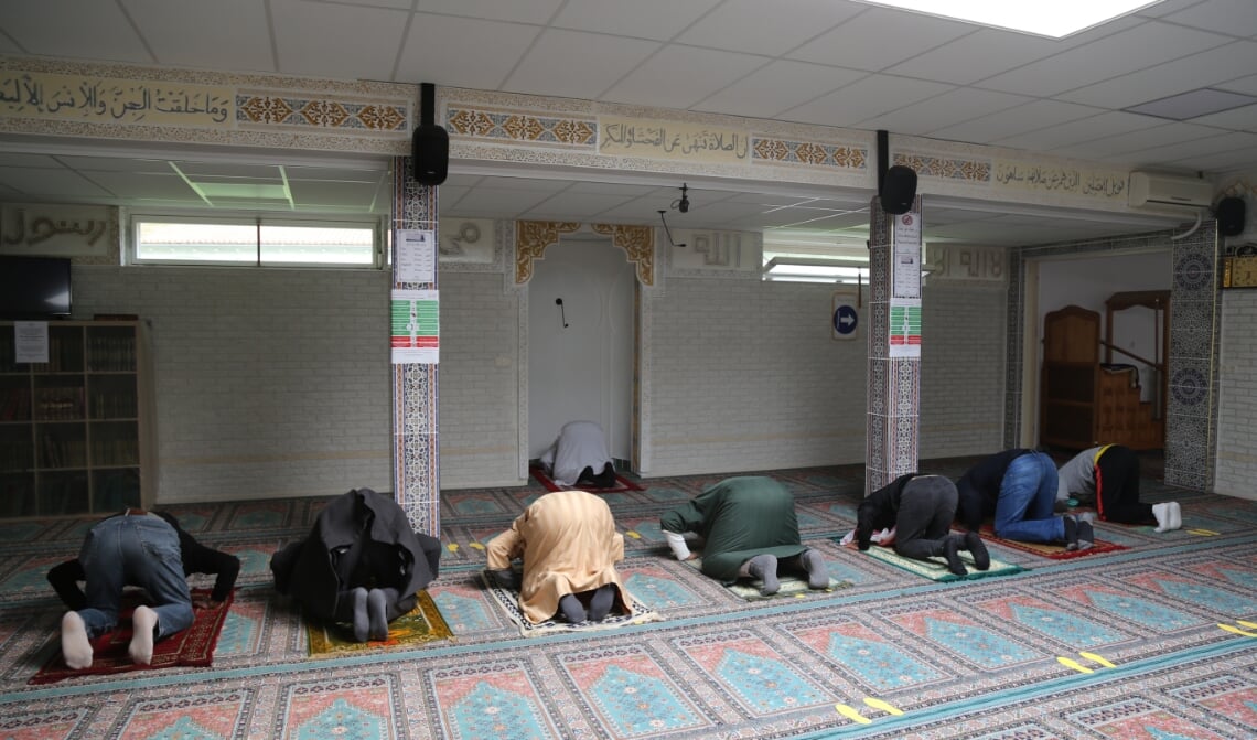 <p>Enkele moslims bidden in de Boxtelse Al-Fath moskee.</p>