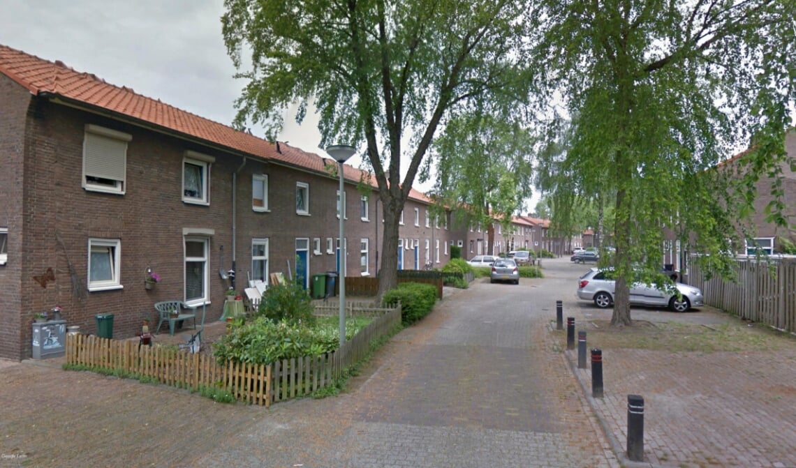 <p>De woningen in de Hertogenstraat moeten plaats maken voor nieuwbouw als het aan verhuurder Woonstichting JOOST ligt. (Foto: Google)</p>