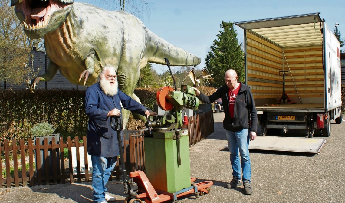 <p>Vrijwilliger Ko Wijnstok (links) van het Oertijdmuseum neemt de gereviseerde BEWO-zaag van WSD in ontvangst. Technische dienst-medewerker Jan de Laat bracht de machine woensdag 31 maart naar het Boxtelse museum waar het apparaat wordt gebruikt bij de reconstructie van een Diplodocus-skelet. (Foto: Marc Cleutjens)</p>