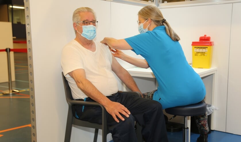 Gestelaar Sjef van Kessel ondergaat zijn eerste vaccinatie
