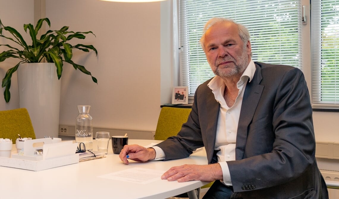 <p>Rob Dekker, in zijn kantoor aan de Brederodeweg. (Foto: Hans van Doorn)</p>