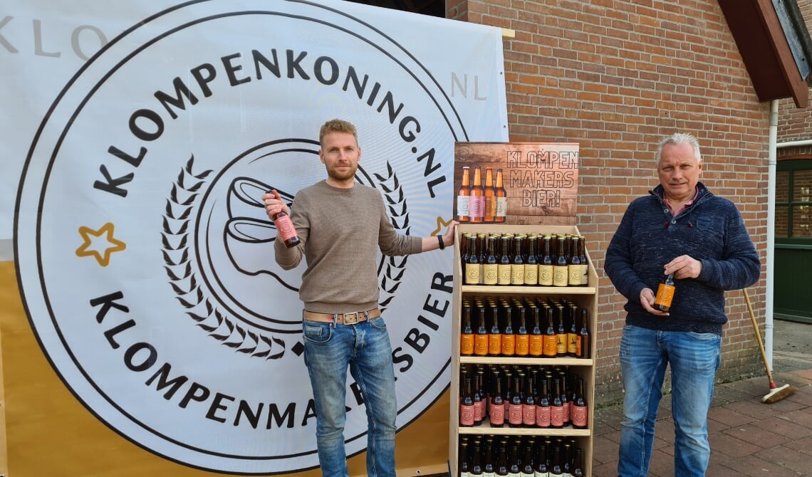 <p>Luuk en Ad Traa, derde en vierde generatie klompenmakers. (Foto: Corine Traa)<br><br></p>