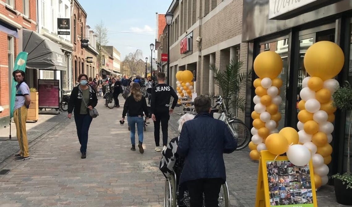 <p>Het voetgangersgedeelte in de Rechterstraat wordt ook als zodanig ingericht. Laden en lossen wordt er niet meer toegestaan.</p>