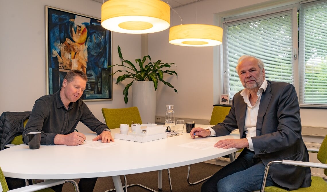 <p>Wethouder Wim van der Zanden en directeur-bestuurder Rob Dekker van Woonstichting JOOST tekenden de brief vorige week. (Foto: Hans van Doorn)</p>