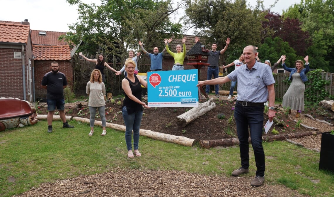 <p>Projectleider Kees Hamming biedt namens Hendriks Coppelmans een cheque aan mede-initiatiefnemer Angela Goverde aan.</p>