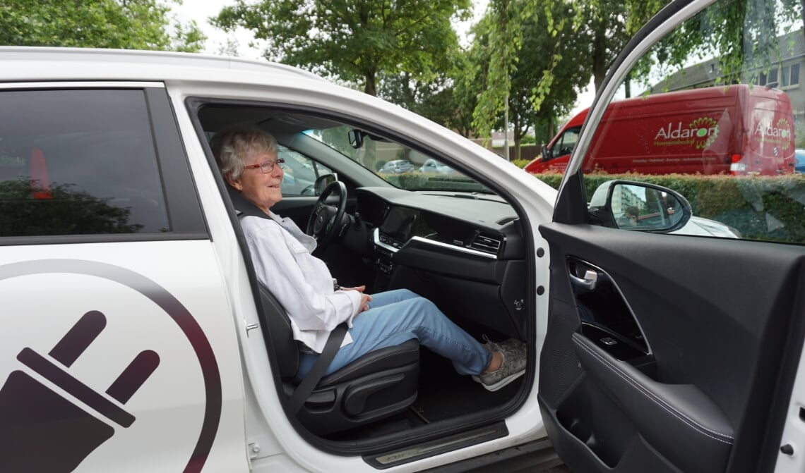 <p>Mien van Weert maakt zich op voor een proefritje in de Kia e-Niro. (Foto: Sander van Kasteren)</p>