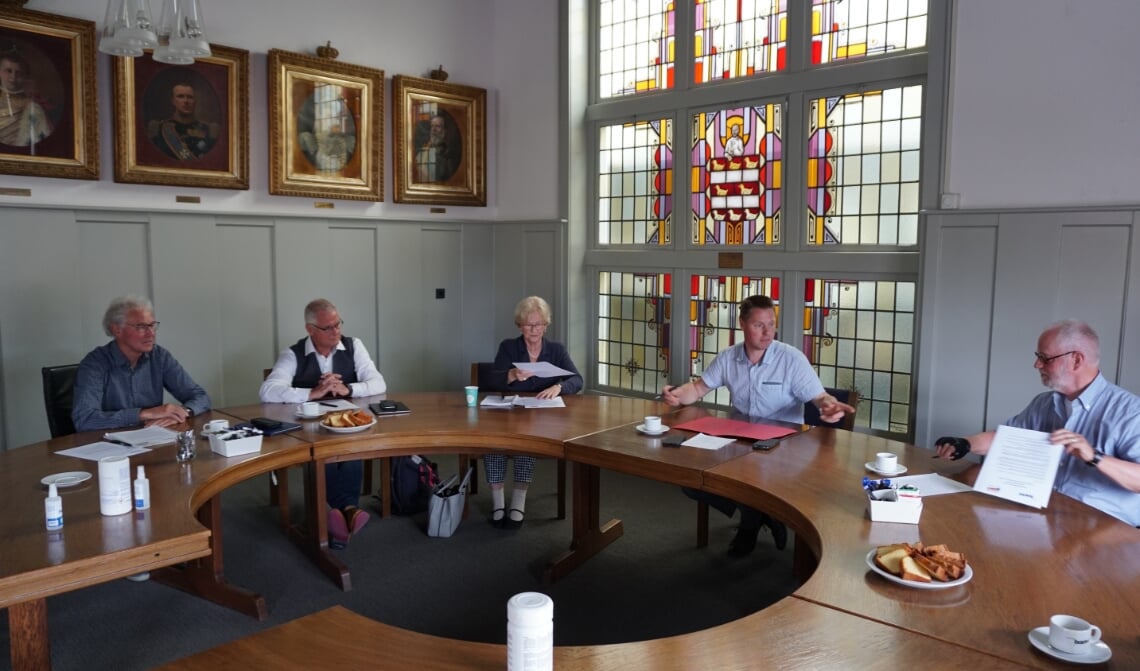 <p>Wethouder Wim van der Zanden (tweede van rechts) en de vertegenwoordigers van de werkgroep Samen Ouder Worden in Boxtel, van links naar rechts Leo de Kort, Jac Nouwens, Diny Stolvoort en Ad van den Brand in Boxtel tekenen de intentieverklaring. (Foto: Sander van Kasteren)</p>