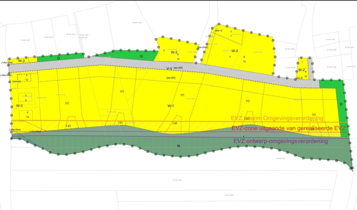 <p>De 'oude' grens van de Ecologische Verbindingszone (oranje lijn), de foutieve lijn die Boxtel in het plan heeft opgenomen (rood) en de volgens Boxtel correcte lijn van de grens van de verbindingszone (paars) in het plan.</p>