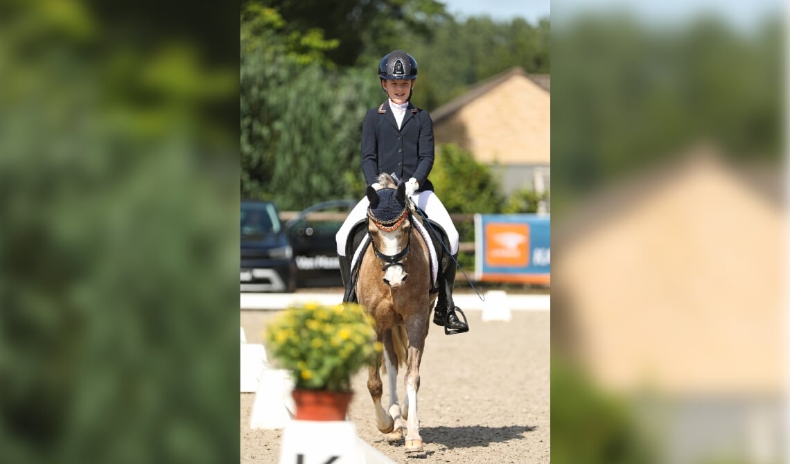 <p>Sofie Teulings en haar pony Isabel.</p>