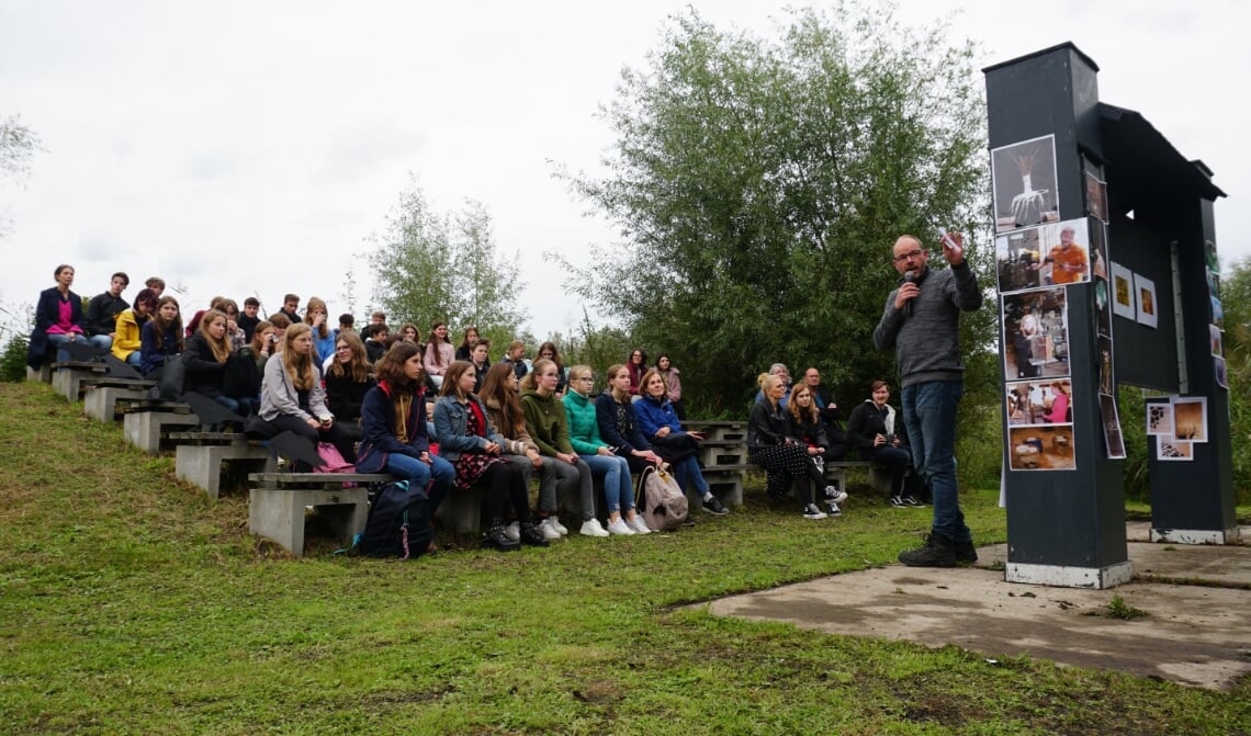 Biologiedocent Edwin de Laat legt uit welk doel hij met de schooltuin voor ogen heeft.