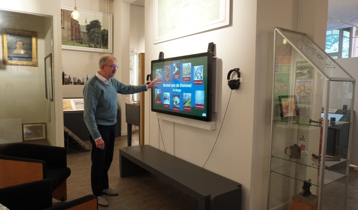<p>MUBO-voorzitter Willem van Vossen toont één van de tien nieuwe touchscreens.</p>