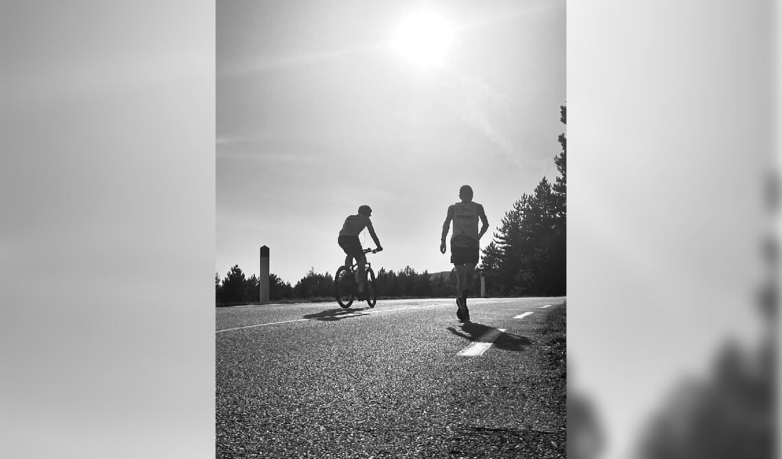 <p>Kiske (r.) wordt op weg naar de top van de Mont Ventoux begeleid door Ruud van der Meijden.</p>