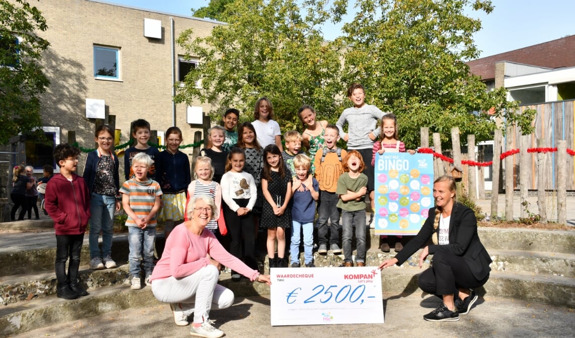 <p>De cheque werd dinsdag overhandigd door Kompan, vervaardiger van speeltoestellen. Links vooraan juf Joke, met op de achtergrond haar klas, De Dolle Dolfijnen, met leerlingen uit groep 3, 4 en 5. (Foto: Cock Stam)</p>