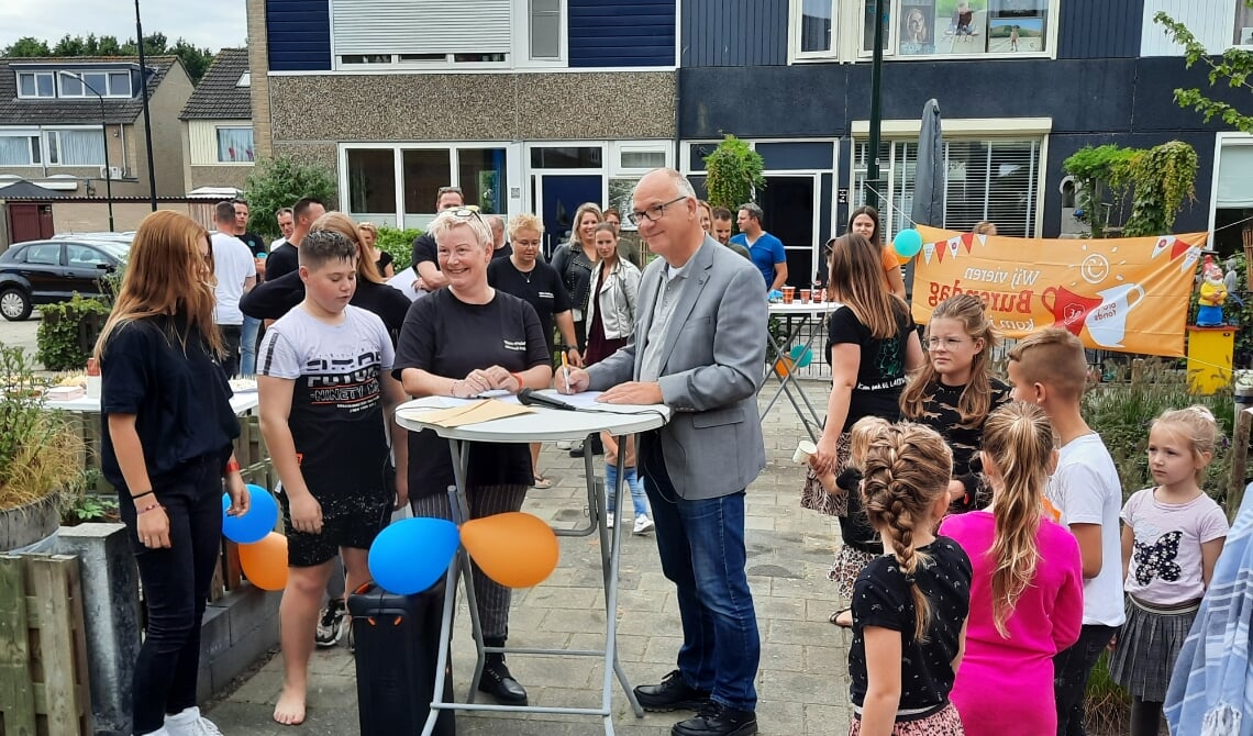 <p>Wethouder Fred van Nistelrooij kwam de buurtbewoners feliciteren met hun succesvolle project. (Foto Willemijn Wijdenes)</p>