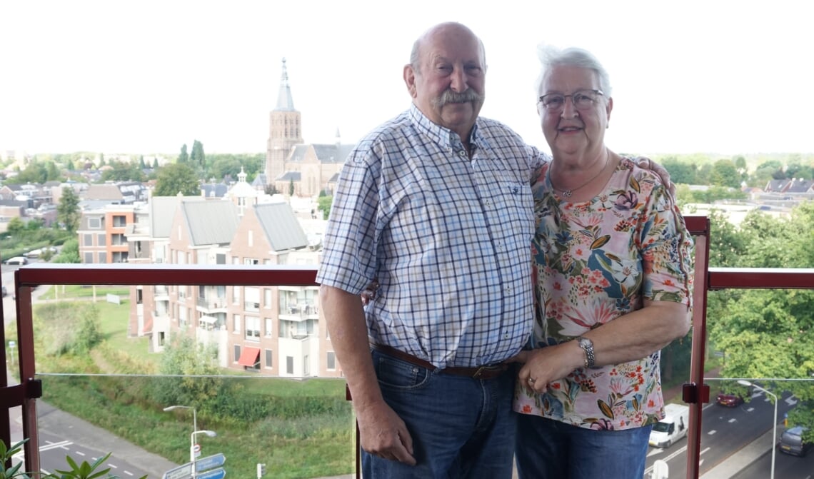 <p>Henk en José Voermans genieten al zo'n 14 jaar van het prachtige uitzicht in hun woning aan de Alidade. (Foto: Sander van Kasteren)</p>