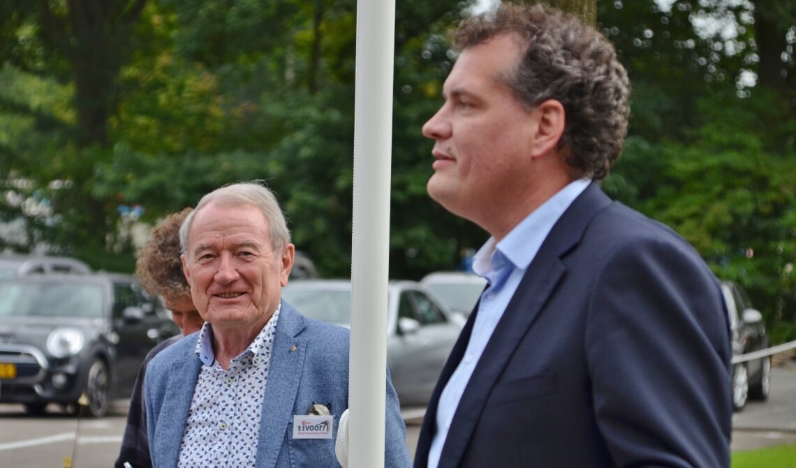 <p>Een glunderende 't Ivoor voorzitter Theodoor van Leeuwen, terwijl wethouder Hans Heesen de aanwezigen bij de jubilerende biljartvereniging toespreekt. (Foto's: Jan van der Steen)</p>