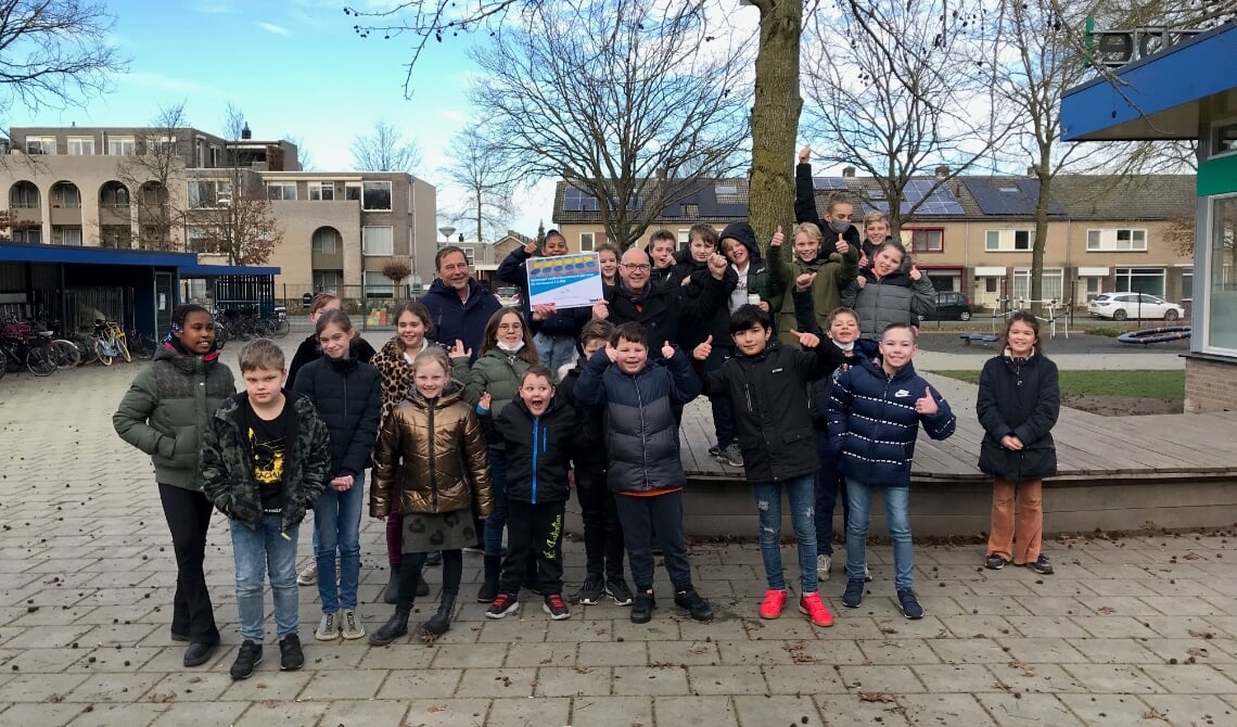 Leerlingen van basisschool de Vorsenpoel nemen de cheque in ontvangst.