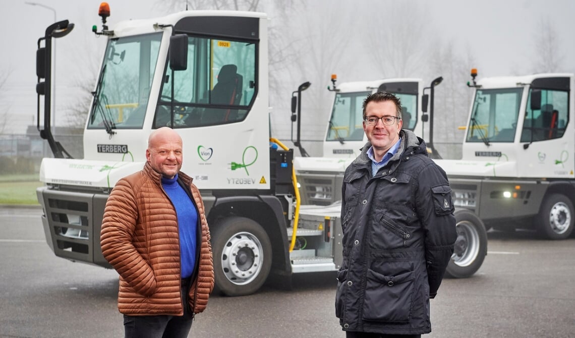 Nieuwe elektrische trucks (E-trucks) bij Vion in Boxtel. Erik Helmink (rechts) en Tom Kolkman.